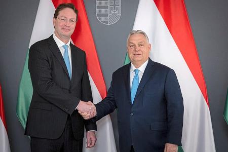 Ola Källenius Viktor Orban Handshake Ungarn Ola Källenius Viktor Orban Handshake Ungarn