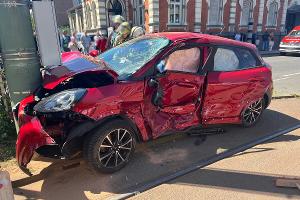Alt-Hamborn: Auto kollidiert mit Straßenbahn - Mehrere Verletzte, Schaulustige behindern Rettungskräfte