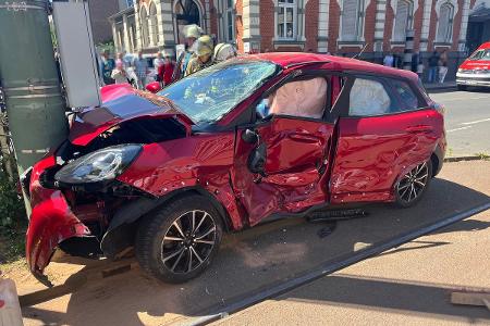 Auto kollidiert mit Straßenbahn. Auto kollidiert mit Straßenbahn.