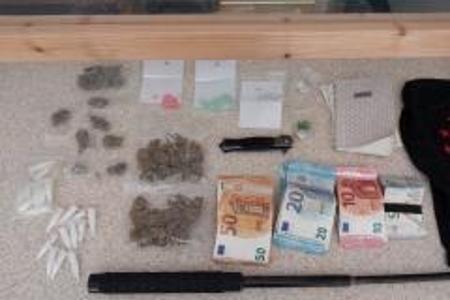 Aufgefundene Beweismittel Drogen, Geld und Waffen
Foto: Bundespolizei Aufgefundene Beweismittel Drogen, Geld und Waffen
Foto: Bundespolizei
