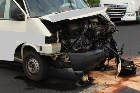 Die Autos wurden stark beschädigt. Foto: Polizei Minden-Lübbecke Die Autos wurden stark beschädigt. Foto: Polizei Minden-Lübbecke