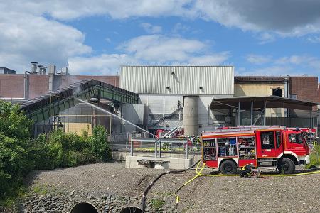Brennendes Förderband beschäftigt Feuerwehr stundenlang Brennendes Förderband beschäftigt Feuerwehr stundenlang