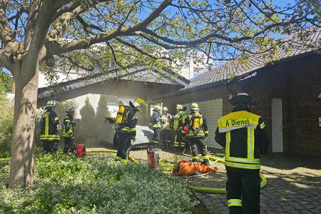 Feuerwehrtrupps gehen zur Personensuche vor Feuerwehrtrupps gehen zur Personensuche vor