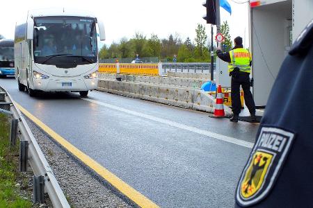 Die Bundespolizei hat bei Grenzkontrollen an der A93 bei Kiefersfelden drei mutmaßliche Schleuser festgenommen. Die Bundespolizei hat bei Grenzkontrollen an der A93 bei Kiefersfelden drei mutmaßliche Schleuser festgenommen.