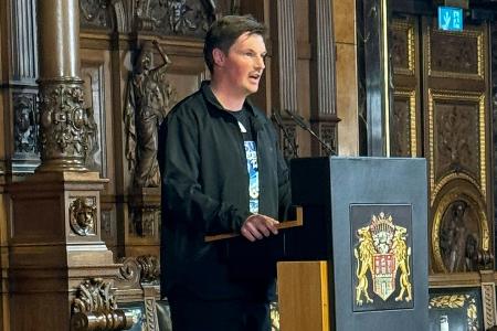 Hamburg feiert seine Helden: HSV lässt es im Rathaus krachen Hamburg feiert seine Helden: HSV lässt es im Rathaus krachen