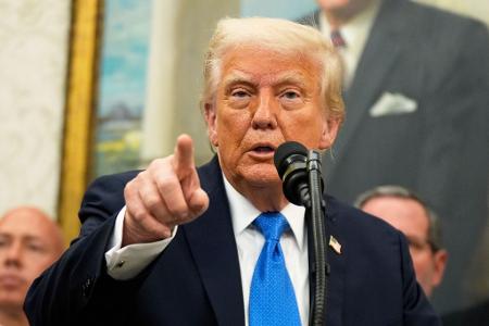 US-Präsident Donald Trump streut Zweifel daran, dass die Krebserkrankung seines Amtsvorgängers Joe Biden erst jetzt bekannt wurde. US-Präsident Donald Trump streut Zweifel daran, dass die Krebserkrankung seines Amtsvorgängers Joe Biden erst jetzt bekannt wurde.