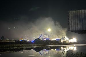 Nächtlicher Einsatz am Hafen - Brand in einer Recyclingmaschine sorgt für viel Rauch