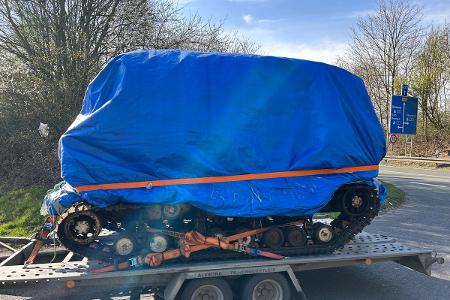 Das Gespann mit dem geladenen M29C Weasel wurde vom Bielefelder Zoll auf einem Parkplatz bei Bönen kontrolliert/Foto: Hauptzollamt Bielefeld Das Gespann mit dem geladenen M29C Weasel wurde vom Bielefelder Zoll auf einem Parkplatz bei Bönen kontrolliert/Foto: Hauptzollamt Bielefeld