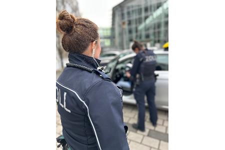 Symbolbild: Personenbefragung FKS Prüfung im Taxigewerbe
Quelle: Hauptzollamt Heilbronn Symbolbild: Personenbefragung FKS Prüfung im Taxigewerbe
Quelle: Hauptzollamt Heilbronn