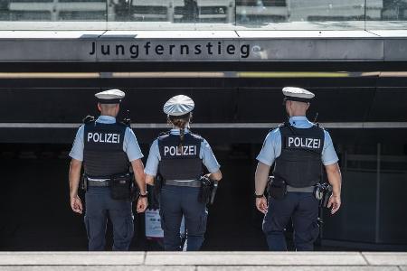 Bundespolizisten am S-Bahnhaltepunkt Jungfernstieg-
Symbolfoto: Bundespolizei- Bundespolizisten am S-Bahnhaltepunkt Jungfernstieg-
Symbolfoto: Bundespolizei-