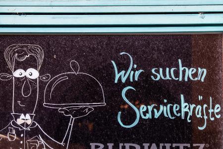 Besonders in der Dienstleistungsbranche wie der Gastronomie ist Personal knapp (Archivbild) Besonders in der Dienstleistungsbranche wie der Gastronomie ist Personal knapp (Archivbild)