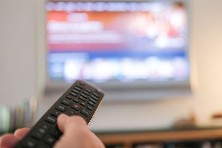 Auf dem Sofa sitzen und auf dem Fernseher herumzappen - für viele Menschen ein eingespieltes Ritual und für Vodafone jahrzehntelang ein einträgliches Geschäft. Auf dem Sofa sitzen und auf dem Fernseher herumzappen - für viele Menschen ein eingespieltes Ritual und für Vodafone jahrzehntelang ein einträgliches Geschäft.