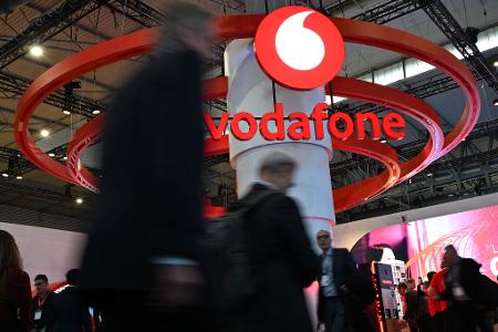 Der Vodafone-Messestand bei der Internetmesse MWC in Barcelona - in Deutschland ist die Firma angesichts abnehmender Fernseheinnahmen unter Druck.