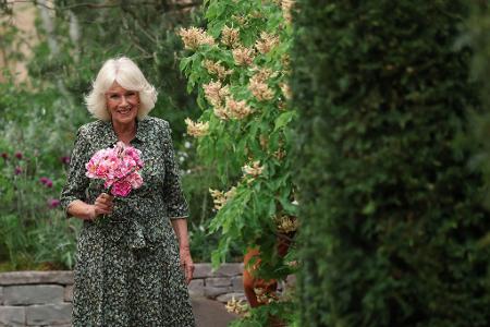 Königin Camilla hält die 