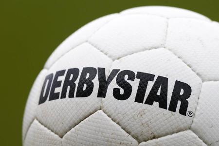 Die Spielbälle der Bundesliga - Die DFL hat den neuen Spielball für die Saison 2025/26 vorgestellt. Ein einheitliches Spielgerät gibt es noch gar nicht so lange. Erst seit der Spielzeit 2010/2011 ist das der Fall. So sah das Ganze in den Jahren zuvor aus: