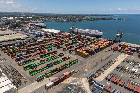 Auf Puerto Rico (USA) sind Container im Hafen von San Juan gestapelt. Auf Puerto Rico (USA) sind Container im Hafen von San Juan gestapelt.