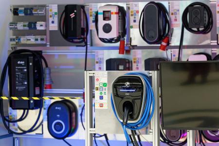 Die Bundesnetzagentur hat die elektrische Sicherheit von Wallboxen geprüft und festgestellt: Keine Gefahren für die Nutzerinnen und Nutzer. Auch die Funktechnik funktionierte. (Symbolbild) Die Bundesnetzagentur hat die elektrische Sicherheit von Wallboxen geprüft und festgestellt: Keine Gefahren für die Nutzerinnen und Nutzer. Auch die Funktechnik funktionierte. (Symbolbild)