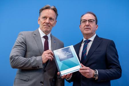 BKA-Präsident Holger Münch sagt, die Polizei alleine könne den Anstieg politisch motivierter Gewalt nicht bremsen und verweist auf die starke Polarisierung in der Gesellschaft.
