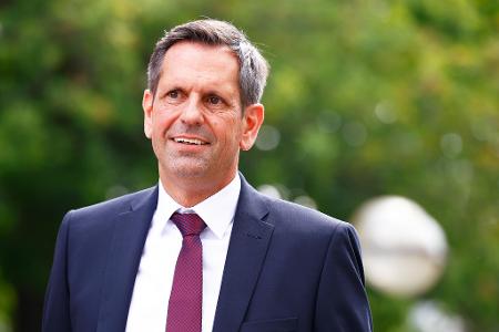 Olaf Lies übernimmt das Amt des Ministerpräsidenten vom langjährigen Regierungschef Stephan Weil. Olaf Lies übernimmt das Amt des Ministerpräsidenten vom langjährigen Regierungschef Stephan Weil.