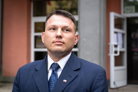 Der rechtsradikale polnische Präsidentschaftskandidat Slawomir Mentzen, der als Drittplatzierter nach der ersten Wahlrunde ausgeschieden ist, will Einfluss auf die Stichwahl nehmen. (Archivbild) Der rechtsradikale polnische Präsidentschaftskandidat Slawomir Mentzen, der als Drittplatzierter nach der ersten Wahlrunde ausgeschieden ist, will Einfluss auf die Stichwahl nehmen. (Archivbild)