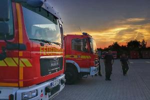 Feuerwehr sucht Gleitschirmflieger im Kraftwerk Neurath