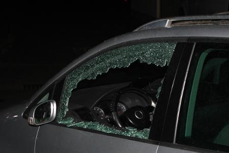 Eingeschlagene Fensterscheibe eines Pkw
Foto: Polizei Minden-Lübbecke Eingeschlagene Fensterscheibe eines Pkw
Foto: Polizei Minden-Lübbecke