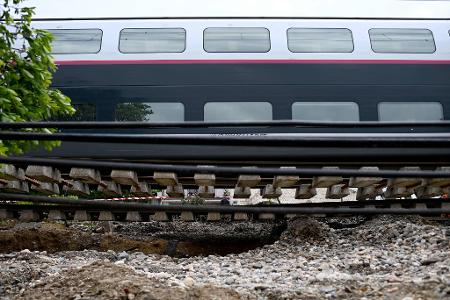 Dieser Zug musste anhalten, weil der Schotter unter den Schienen nach heftigen Regenfällen wegbrach.