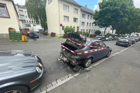 Nächtlicher BMW-Brand in Schäfergasse: Kripo ermittelt wegen Brandstiftung und sucht Zeugen Nächtlicher BMW-Brand in Schäfergasse: Kripo ermittelt wegen Brandstiftung und sucht Zeugen