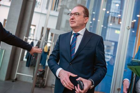 Bei der Vorstellung der Jahresstatistik zur politisch motivierten Kriminalität wurde Bundesinnenminister Alexander Dobrindt (CSU) auch nach der AfD gefragt. Bei der Vorstellung der Jahresstatistik zur politisch motivierten Kriminalität wurde Bundesinnenminister Alexander Dobrindt (CSU) auch nach der AfD gefragt.