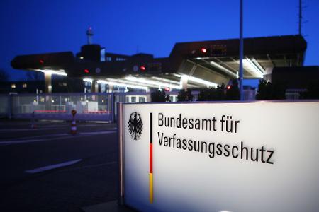 Das Bundesamt für Verfassungsschutz hat wegen des laufenden Verfahrens gegenüber dem Gericht eine sogenannte Stillhaltezusage abgegeben (Symbolbild)