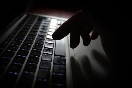 Kinder und Jugendliche sind den Gefahren im Internet oft schutzlos ausgeliefert. Kinder und Jugendliche sind den Gefahren im Internet oft schutzlos ausgeliefert.
