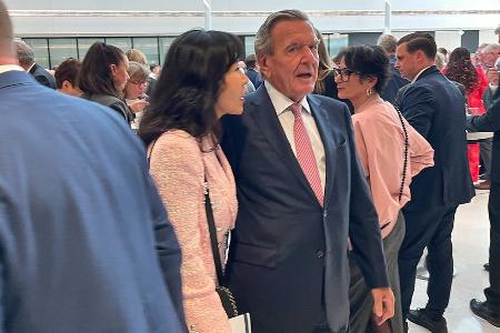 Altkanzler Gerhard Schröder meldet sich nach Burnout-Behandlung zurück Altkanzler Gerhard Schröder meldet sich nach Burnout-Behandlung zurück