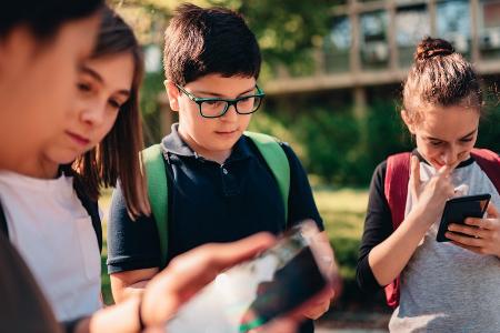 Handys an Schulen: Fast alle wollen damit lernen, nur wenige dürfen Handys an Schulen: Fast alle wollen damit lernen, nur wenige dürfen