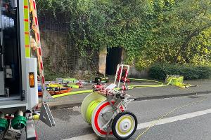 Rauchentwicklung aus einer stillgelegten Bunkeranlage - Folge war ein Zeit- und materialintensiver Feuerwehreinsatz