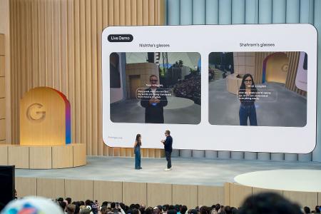 Die von Google vorgestellten Brillen können in Echtzeit eine Unterhaltung in verschiedenen Sprachen übersetzen. Die von Google vorgestellten Brillen können in Echtzeit eine Unterhaltung in verschiedenen Sprachen übersetzen.