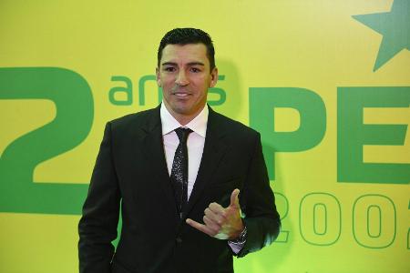 Verbände an Kopf und Körper: Lucio meldet sich nach Brandunfall