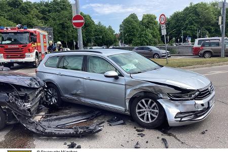 Einsatzkräfte der Feuerwehr München bei einem Verkehrsunfall. Einsatzkräfte der Feuerwehr München bei einem Verkehrsunfall.