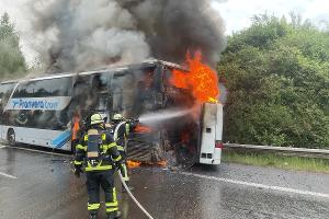 Brennender Reisebus auf B 236