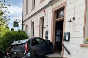 Kleinwagen gerät auf Treppe: 83-jährige Autofahrerin kommt ins Krankenhaus