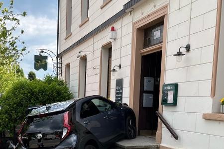 Das Auto geriet auf eine Treppe. Das Auto geriet auf eine Treppe.