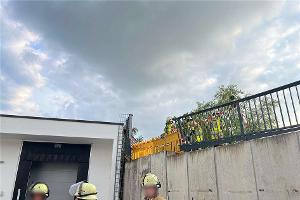 Angermund - Auto durchbricht Brüstung und stürzt mehrere Meter tief - Mutmaßlich internistischer Notfall - Fahrer schwer verletzt