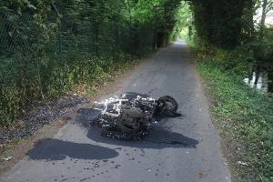 Gestohlener Roller ausgebrannt auf Feldweg aufgefunden