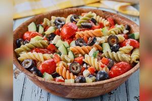 Perfekt zum Grillen: Griechischer Nudelsalat voller Sommer-Aromen