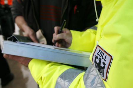 Die Finanzkontrolle Schwarzarbeit des Hauptzollamtes Darmstadt überprüft die Taxi- und Mietwagenbranche. Die Finanzkontrolle Schwarzarbeit des Hauptzollamtes Darmstadt überprüft die Taxi- und Mietwagenbranche.