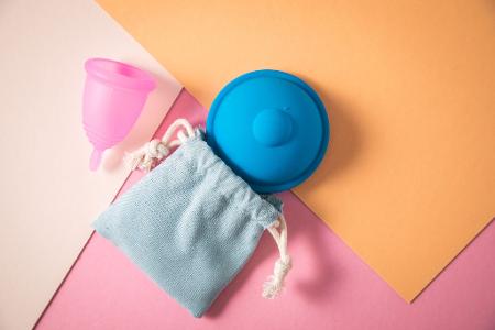 Menstruationstasse (li) und Menstruationsscheibe (re) fangen das Periodenblut direkt im Körper auf.
