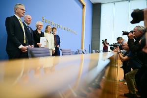 Wirtschaftsweise senken Prognose - Last für neue Koalition