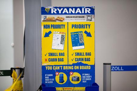 Die Beschwerde richtet sich auch gegen die Handgepäckregeln von Ryanair - die irische Fluggesellschaft sieht sich jedoch im Recht. (Archivbild)