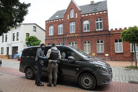 Die Festgenommenen stehen im Verdacht, Mitglieder beziehungsweise Unterstützer einer rechtsextremistischen terroristischen Vereinigung zu sein. Der jüngste von ihnen ist 14 Jahre alt. Die Festgenommenen stehen im Verdacht, Mitglieder beziehungsweise Unterstützer einer rechtsextremistischen terroristischen Vereinigung zu sein. Der jüngste von ihnen ist 14 Jahre alt.