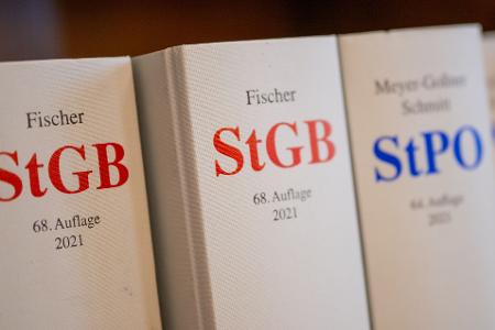 Jugendliche vor dem Gesetz: Ab 14 kann Strafmündigkeit greifen. (Symbolbild) Jugendliche vor dem Gesetz: Ab 14 kann Strafmündigkeit greifen. (Symbolbild)