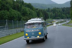 Im VW T2 auf der Rennstrecke durch die Geschichte